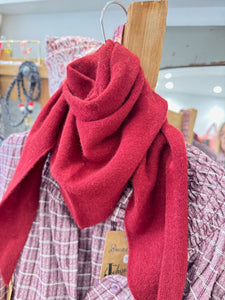 67844 - Petit Triangle Maille Laine - plusieurs coloris