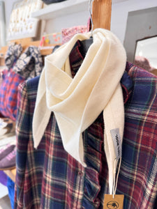 67844 - Petit Triangle Maille Laine - plusieurs coloris