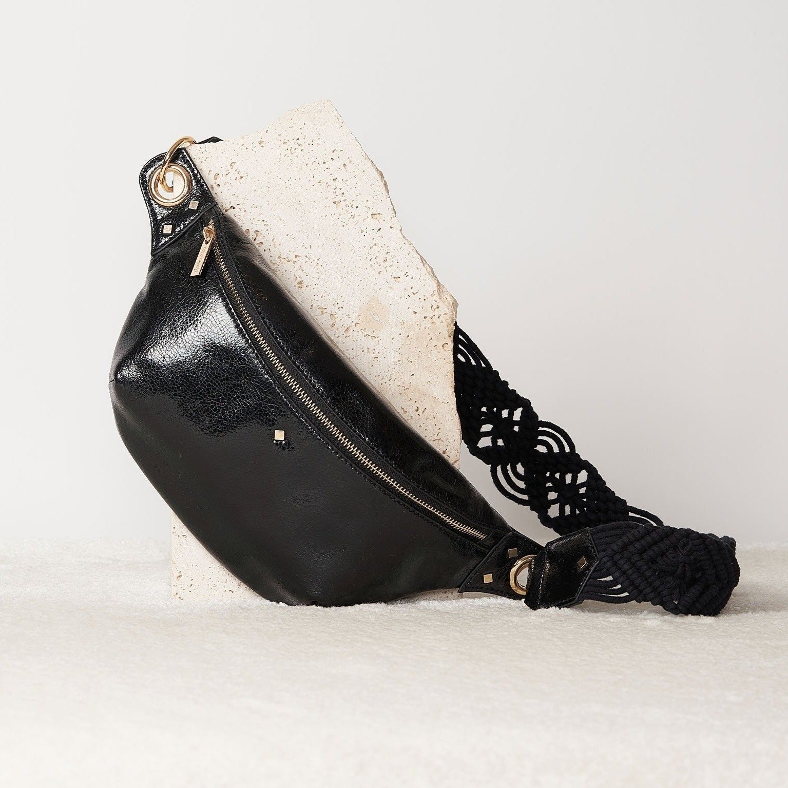 Nicole Macramé Noir - Sac banane en cuir métallisé noir