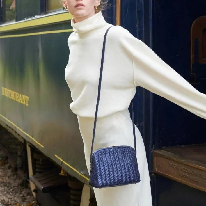 Mia tressé marine -  petit sac en cuir tressé