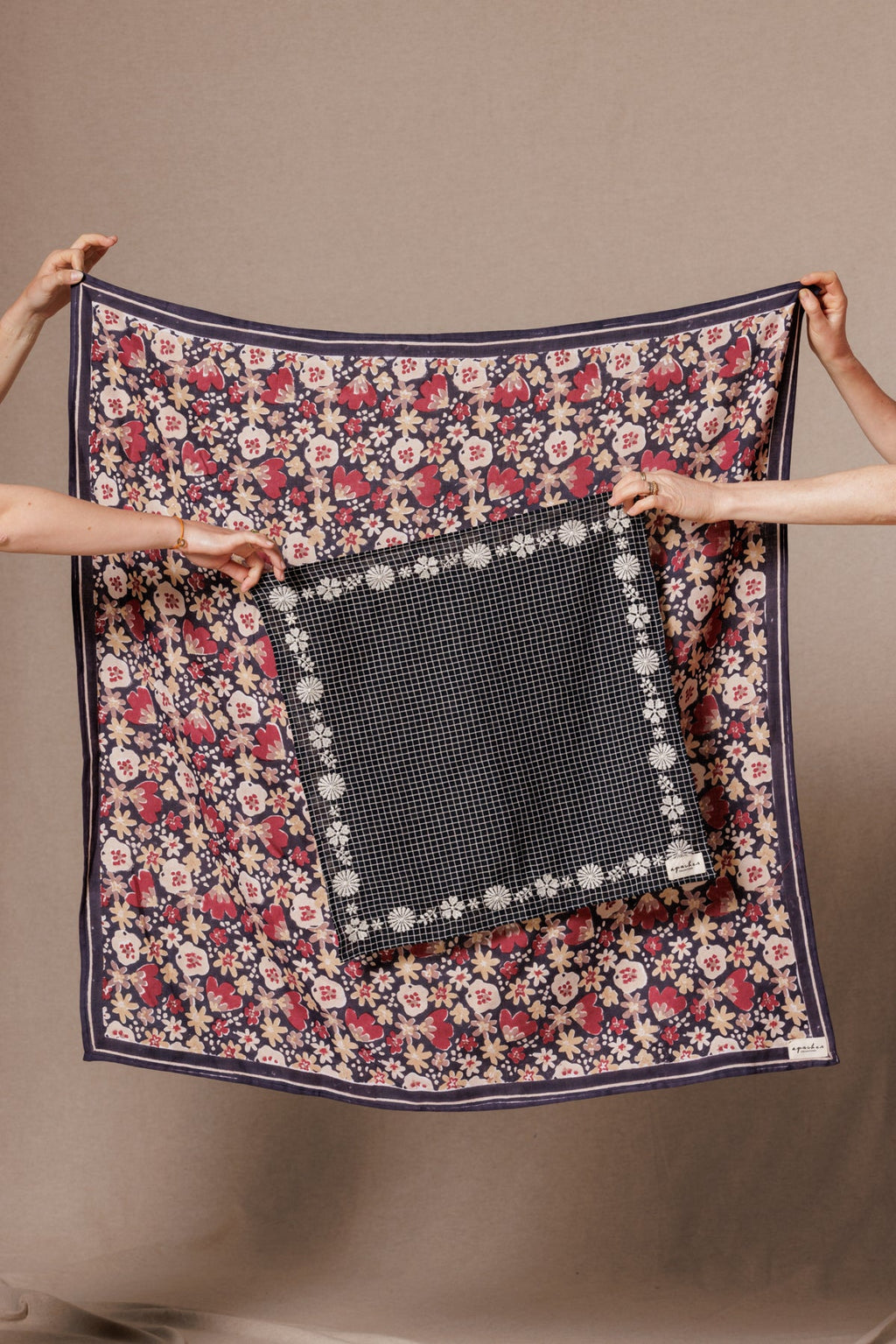 Latika - Polly - Coal - Grand Foulard Apaches