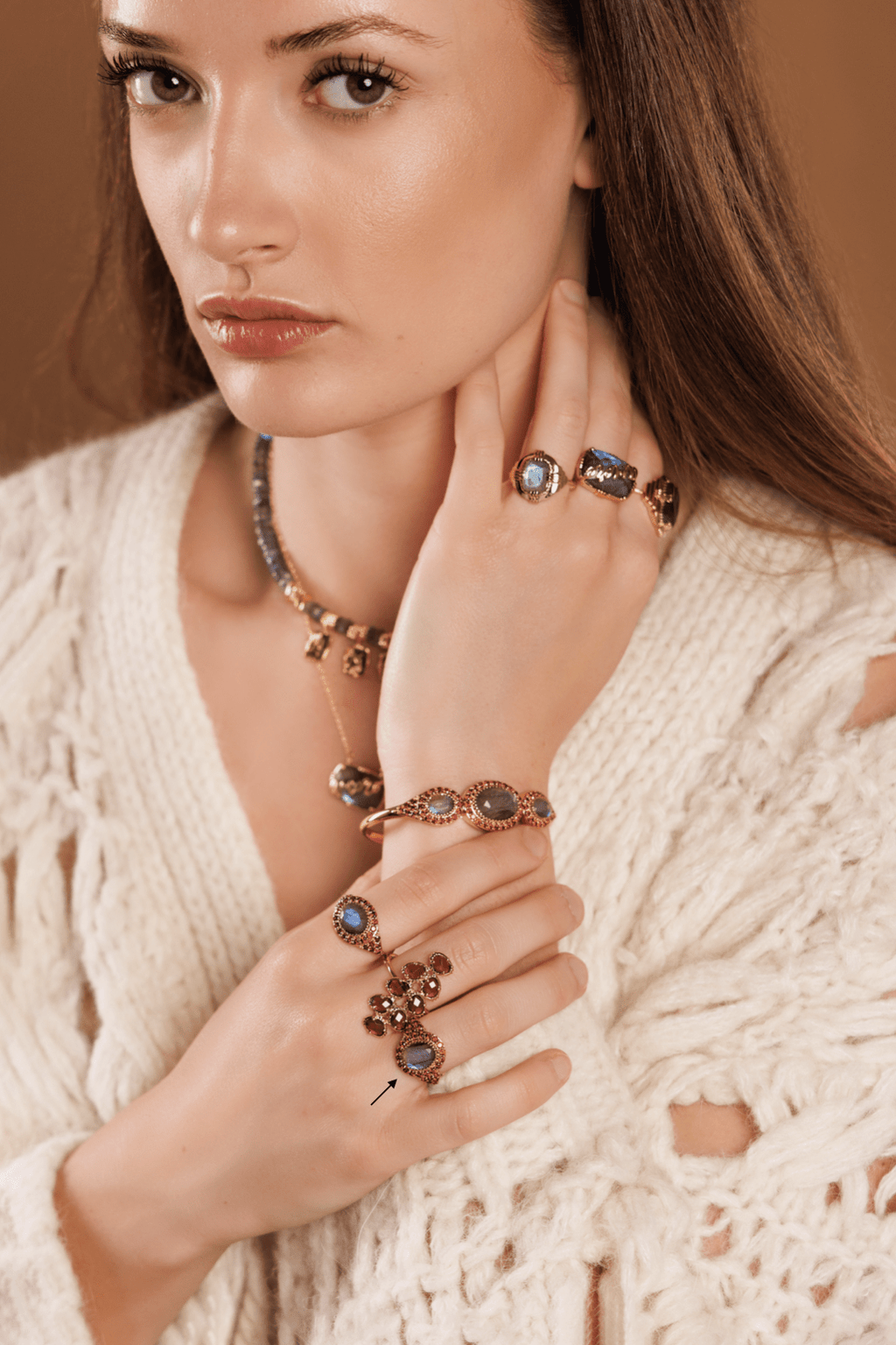 N°801 - Bague pierre ovale et mini serties (vertical)